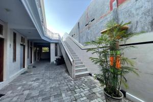 spot on 93035 karmans sari homestay syariah