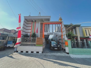 spot on 93035 karmans sari homestay syariah