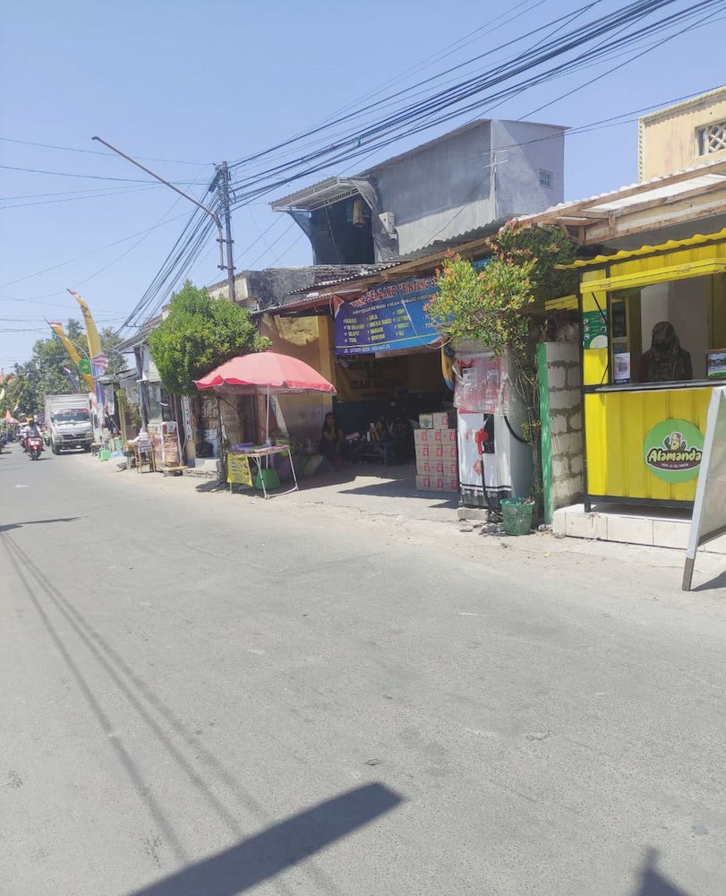 spot on 93042 lina homestay syariah