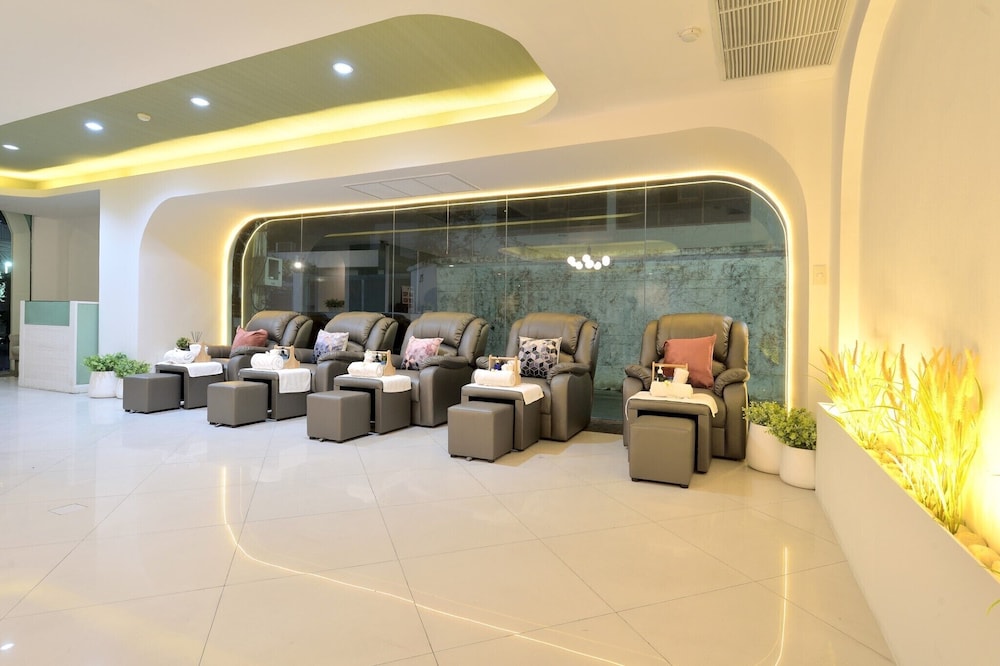 tori crown hotel