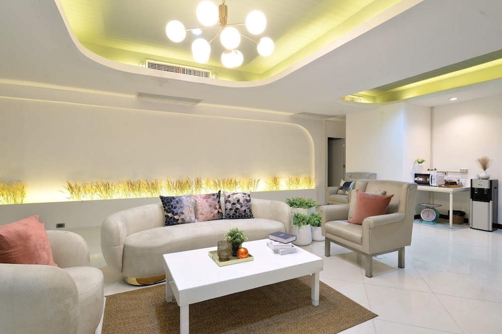 tori crown hotel