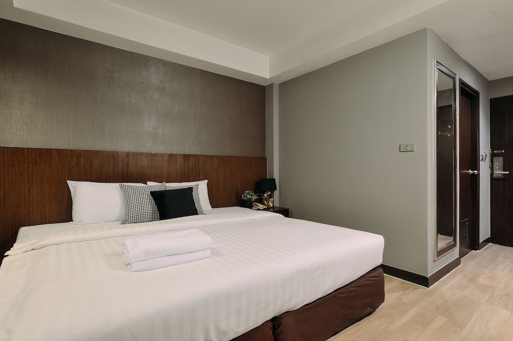 tori crown hotel