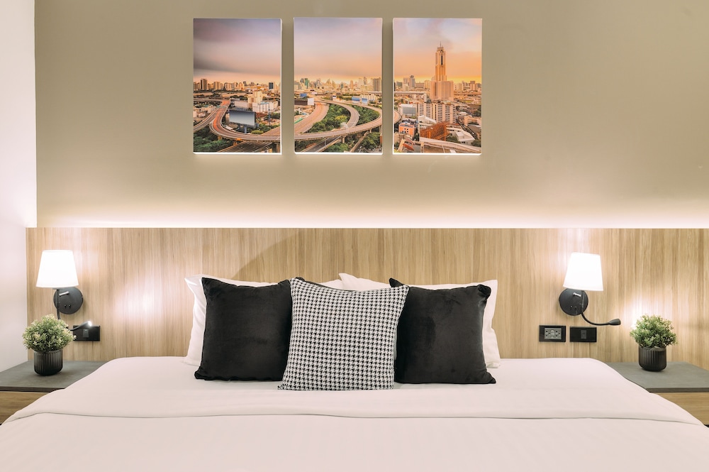 tori crown hotel