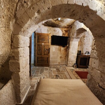 noahs ark cave hotel