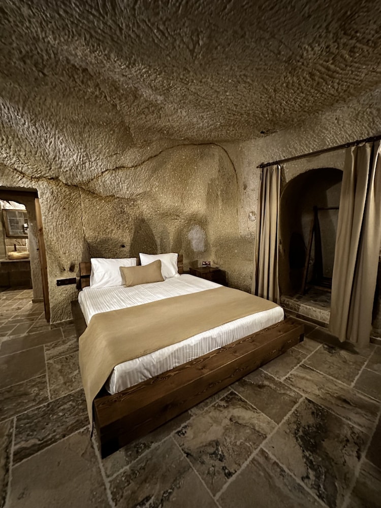 noahs ark cave hotel