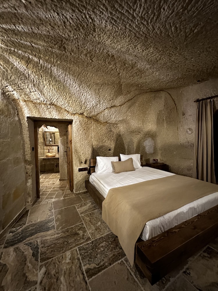 noahs ark cave hotel