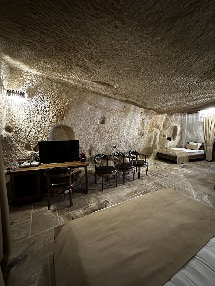 noahs ark cave hotel