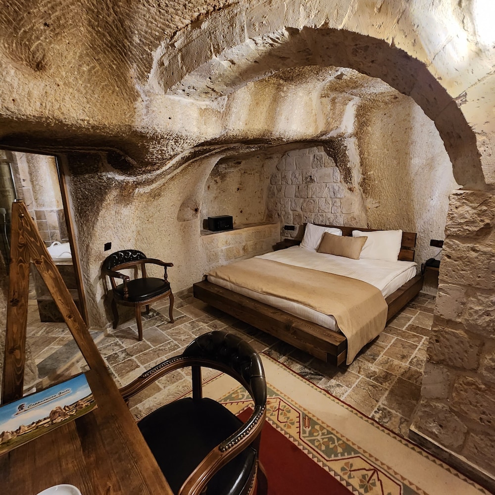noahs ark cave hotel