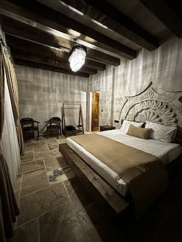 noahs ark cave hotel