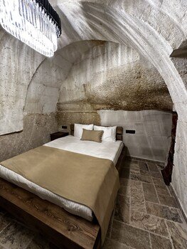 noahs ark cave hotel