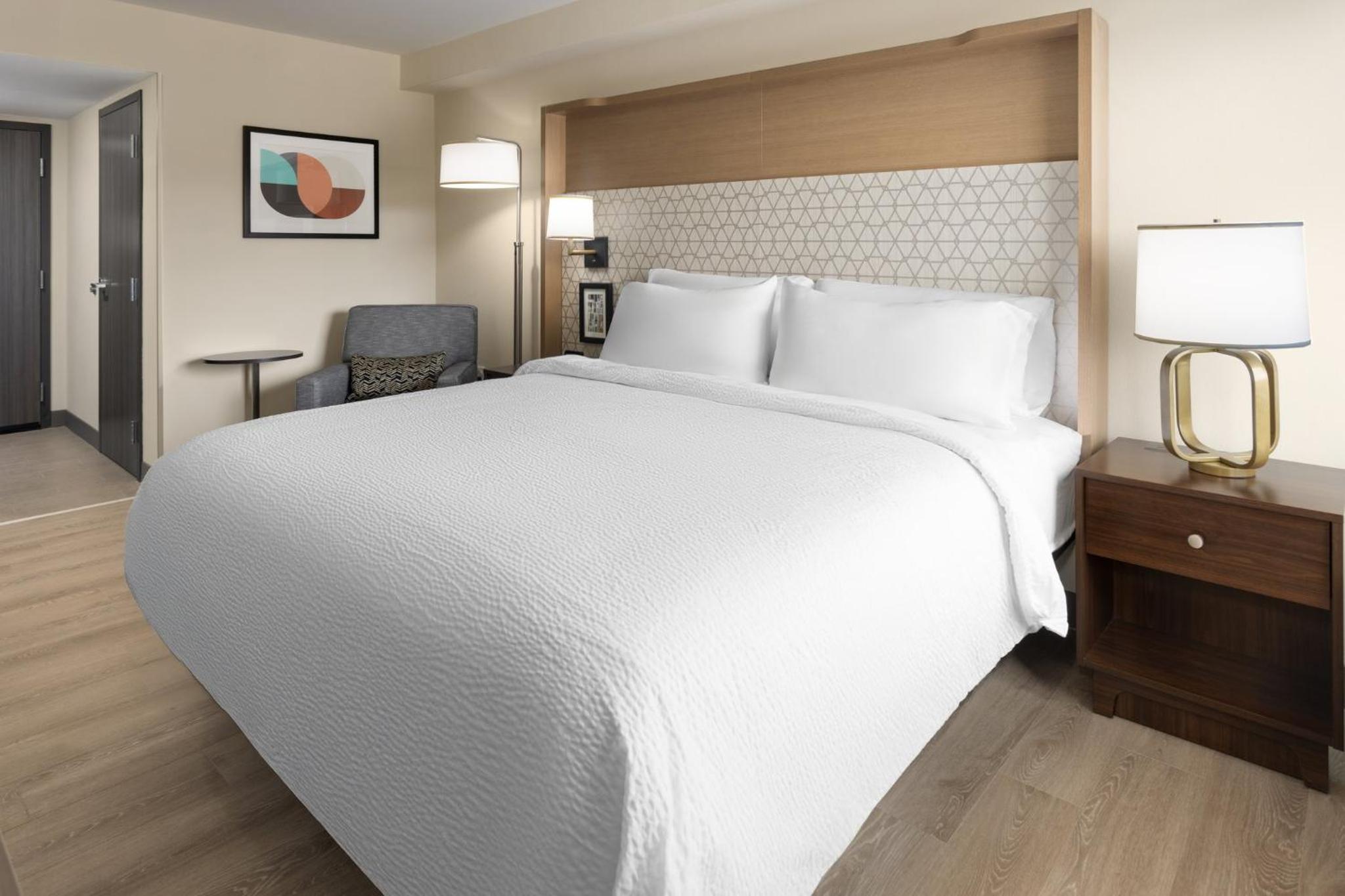holiday inn and suites richmond west end