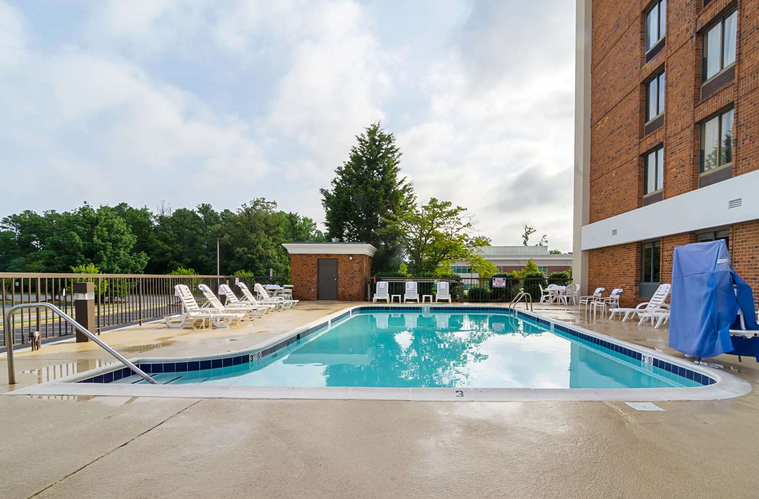 holiday inn and suites richmond west end
