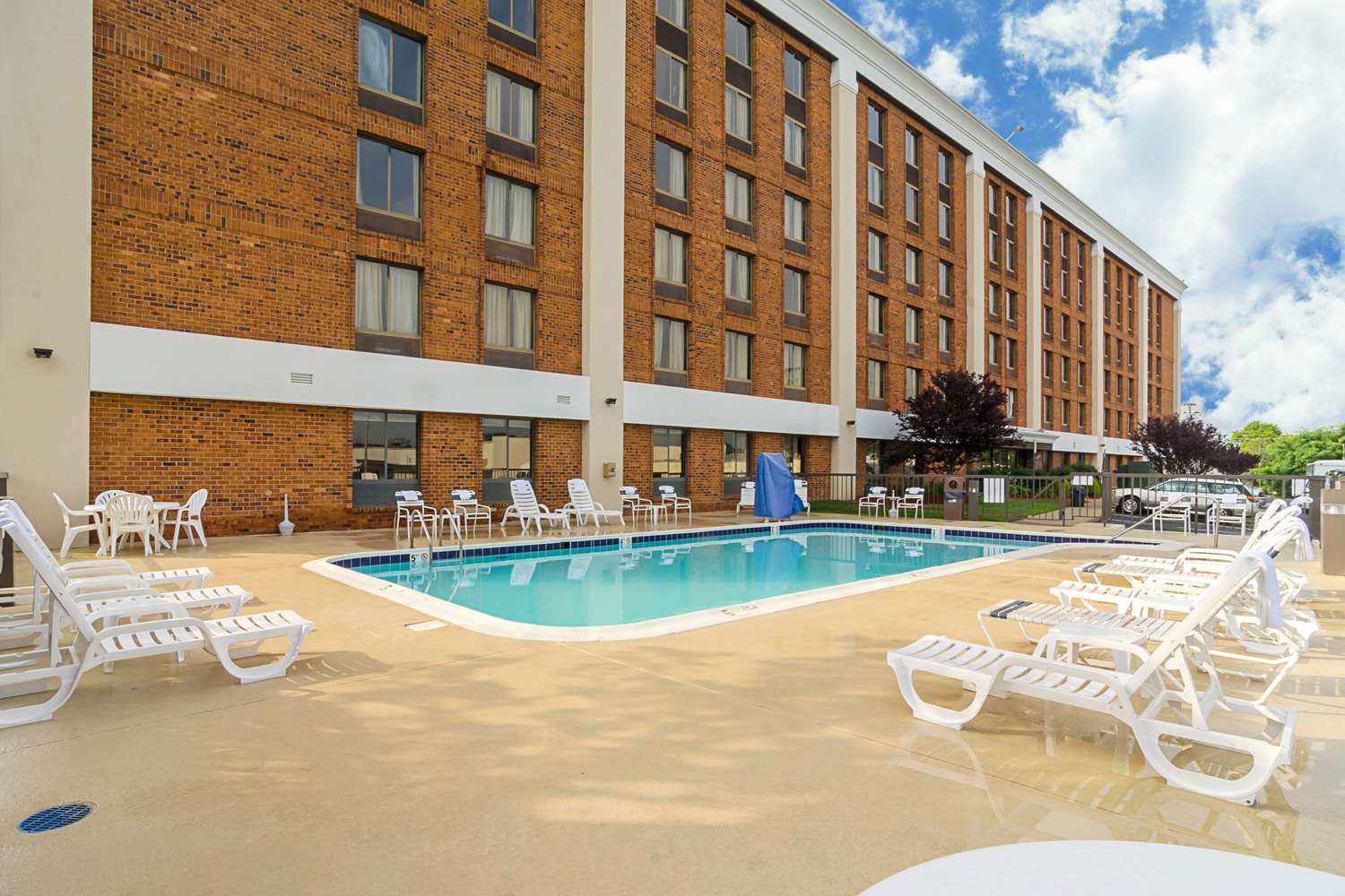 holiday inn and suites richmond west end