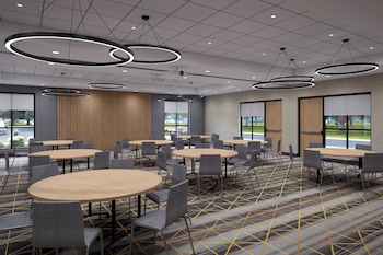 holiday inn and suites richmond west end