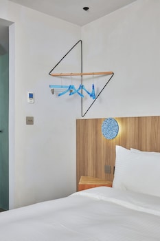 the blue by just inn