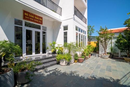 white house central villa