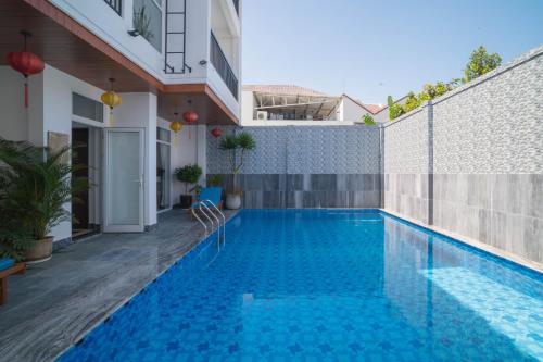 white house central villa