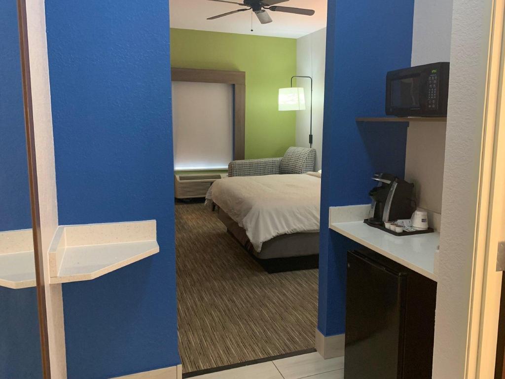 holiday inn express mccomb by ihg