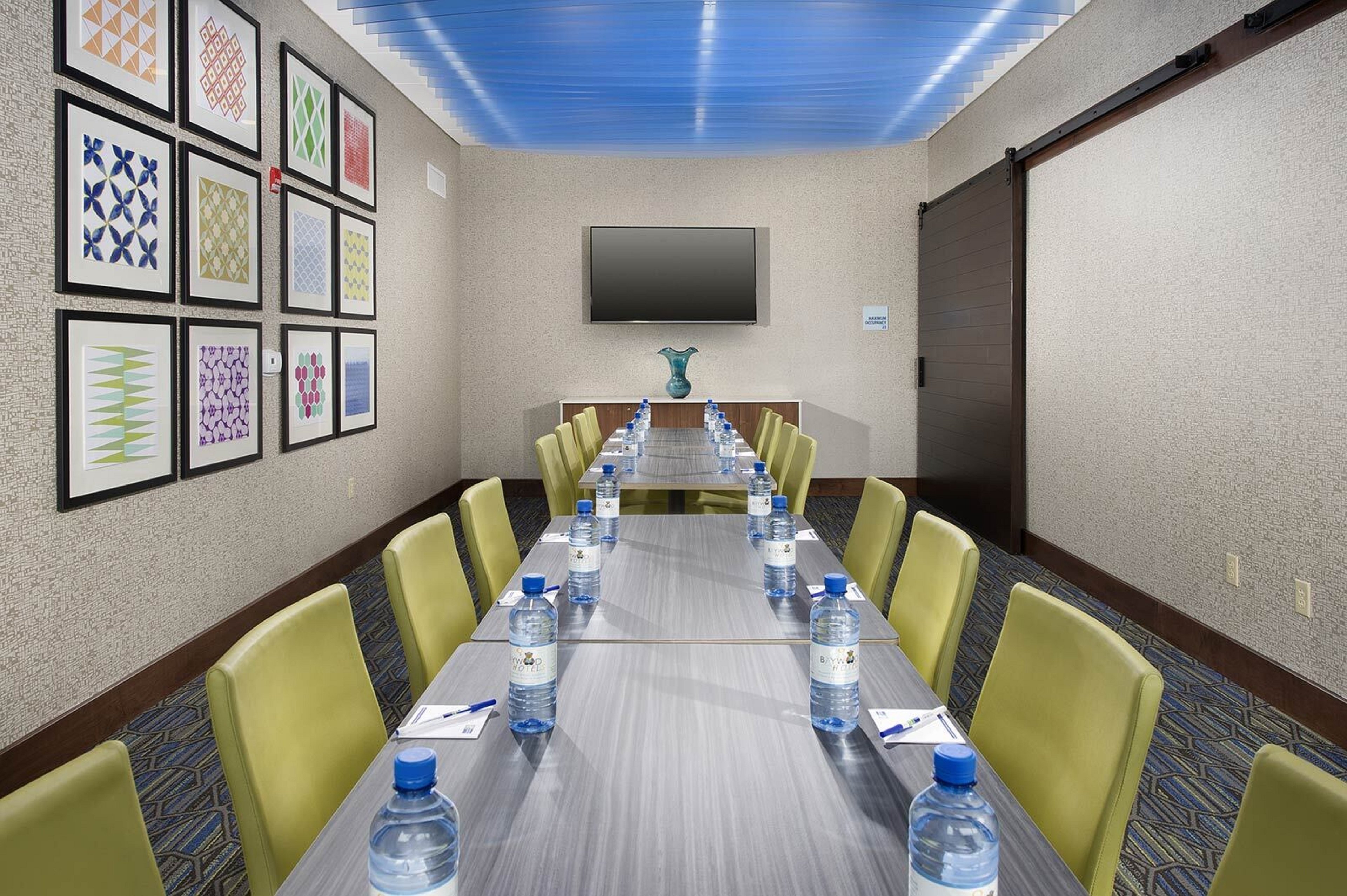 holiday inn express mccomb by ihg