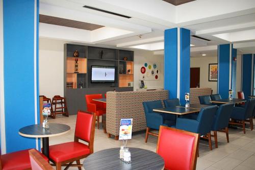 holiday inn express mccomb by ihg