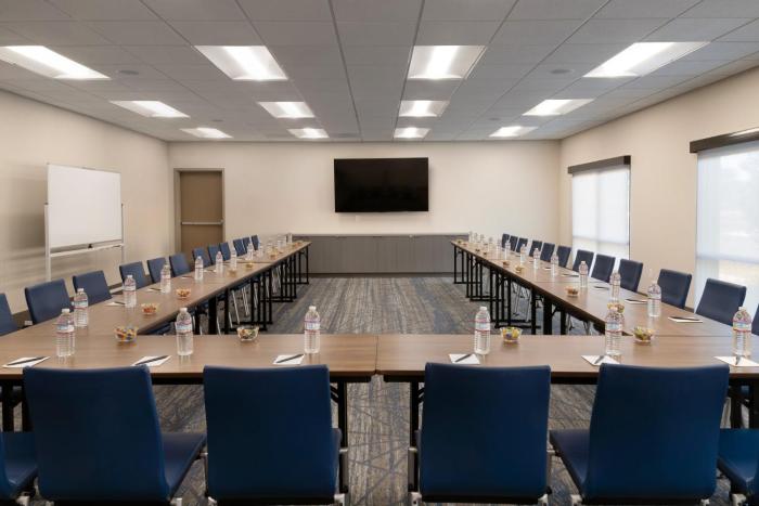 holiday inn express and suites fresno airport an ihg hotel