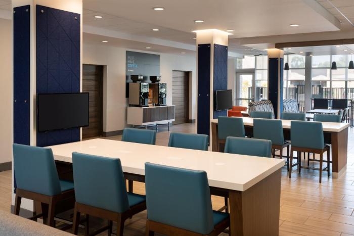 holiday inn express and suites fresno airport an ihg hotel
