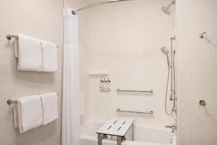 holiday inn express and suites fresno airport an ihg hotel