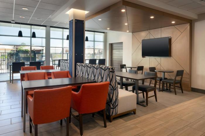 holiday inn express and suites fresno airport an ihg hotel
