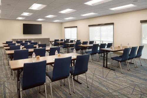 holiday inn express and suites fresno airport an ihg hotel