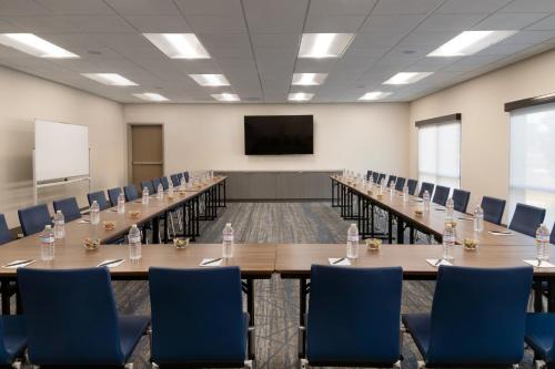 holiday inn express and suites fresno airport an ihg hotel