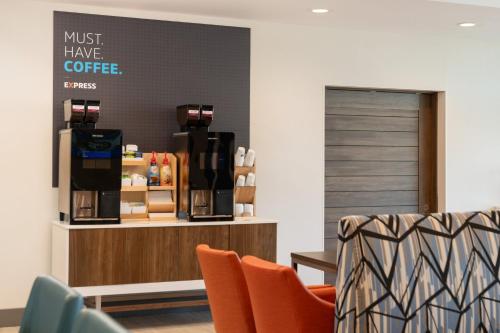 holiday inn express and suites fresno airport an ihg hotel