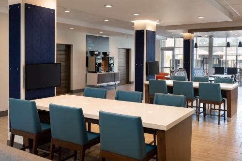 holiday inn express and suites fresno airport an ihg hotel