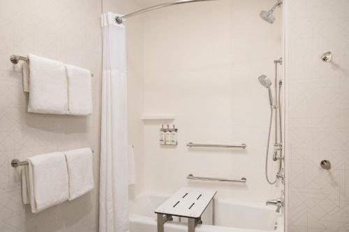 holiday inn express and suites fresno airport an ihg hotel