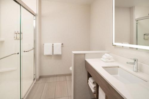 holiday inn express and suites fresno airport an ihg hotel