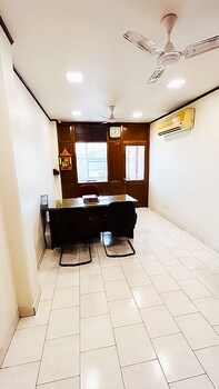 roomshala 142 bed chamber south ex