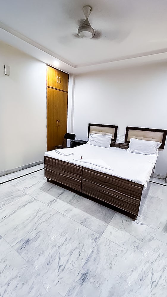 roomshala 142 bed chamber south ex