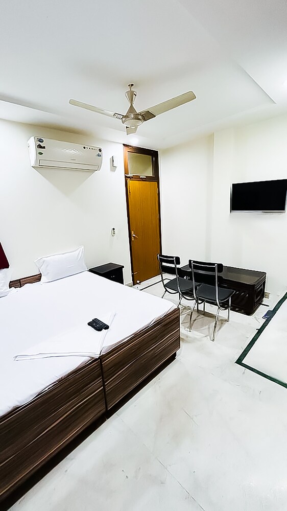 roomshala 142 bed chamber south ex