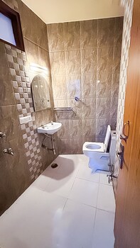 Roomshala 142 Bed Chamber South Ex,India>>New Delhi,2 star