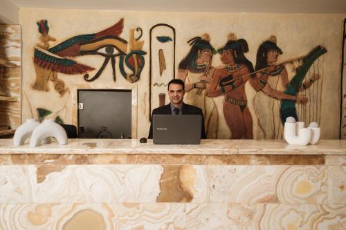 king pyramids view hotel