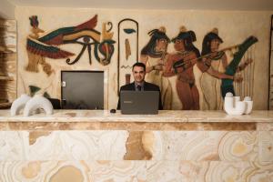 king pyramids view hotel
