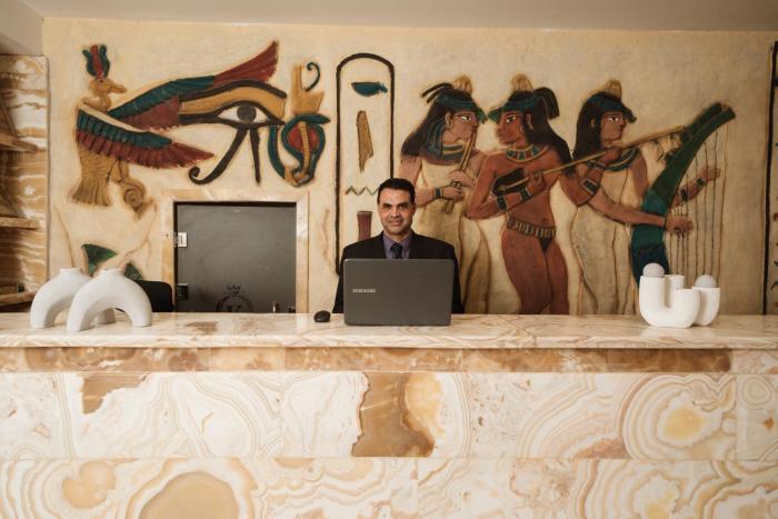 king pyramids view hotel