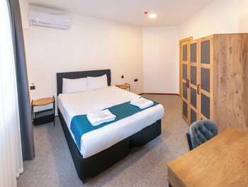 la casa de airport hotel