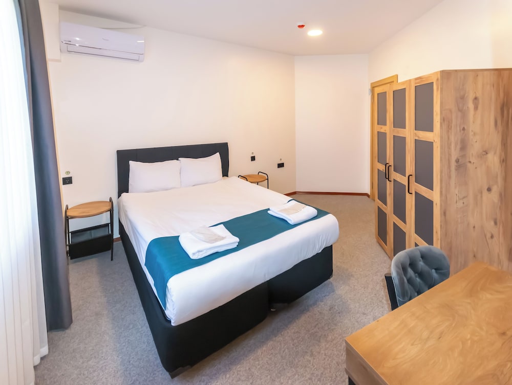 la casa de airport hotel