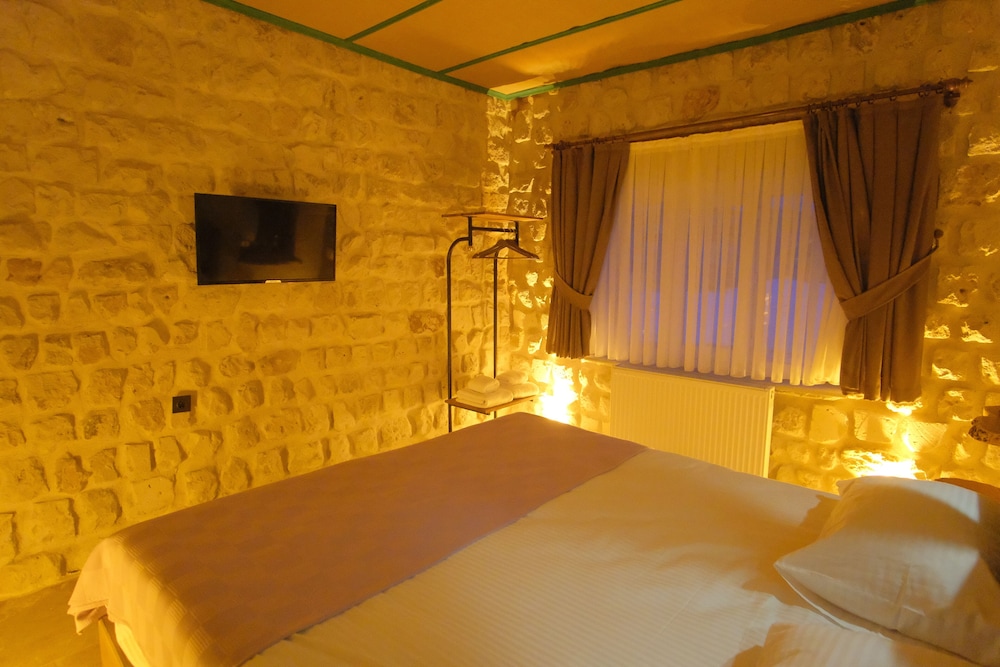 euphoria cave house
