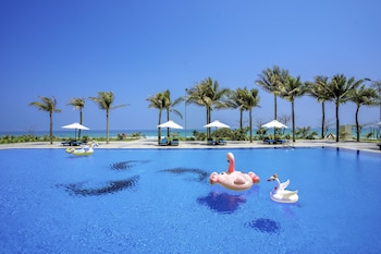 oceanwaves beach resort cam ranh