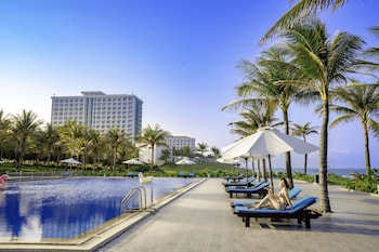 oceanwaves beach resort cam ranh