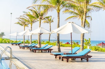 oceanwaves beach resort cam ranh