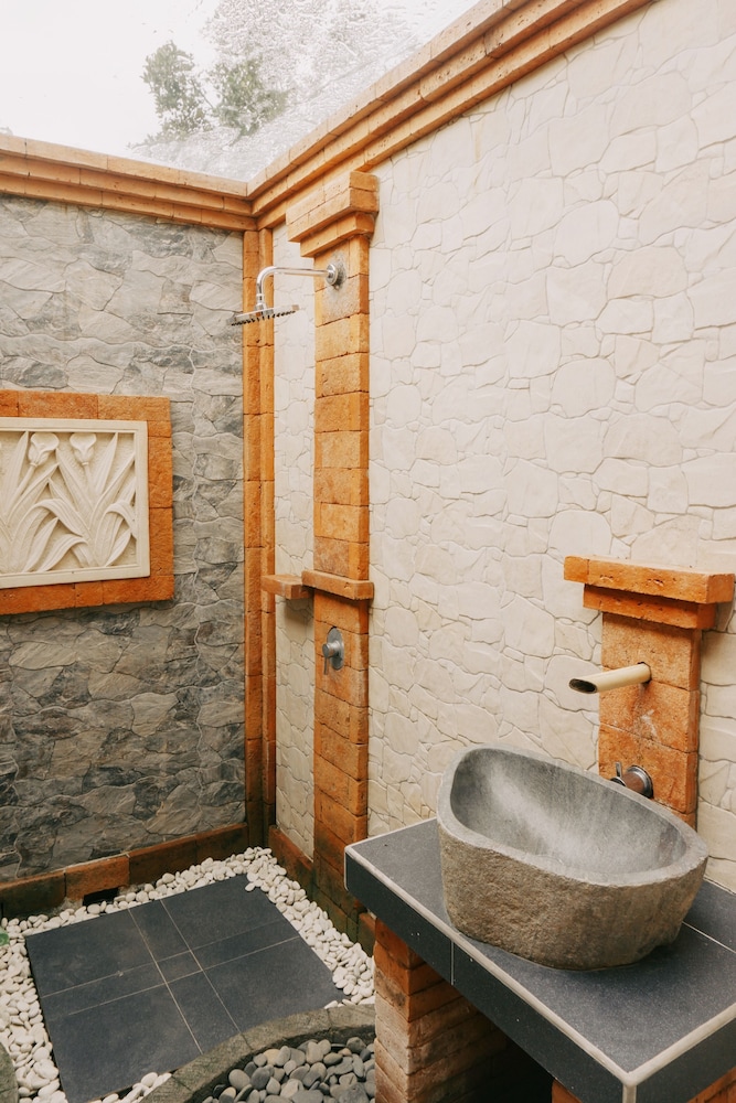 camaradvipa retreat munduk