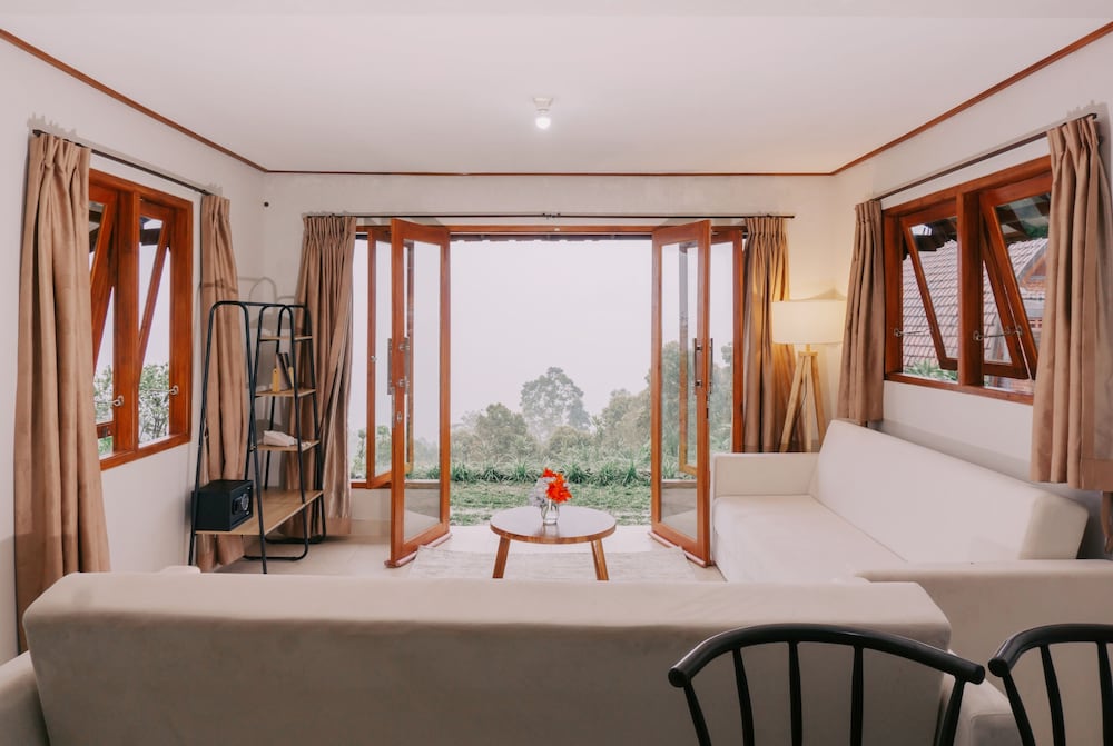 camaradvipa retreat munduk