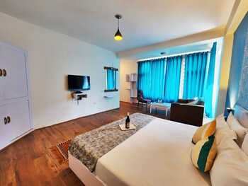 page 3 riverside rooms and bar